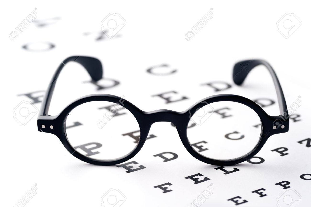 15588191 Old fashioned runde schwarze Brillen liegen ber dem Auge Kontrolle chart Lizenzfreie Bilder